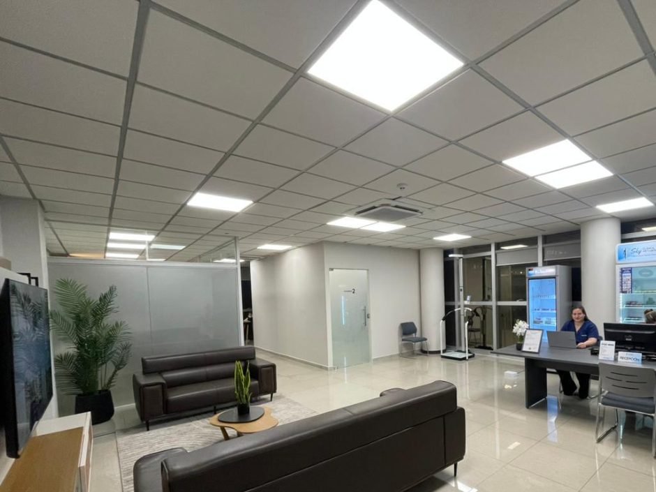 Recepci&oacute;n y sala de espera de Sky Cl&iacute;nica Metab&oacute;lica